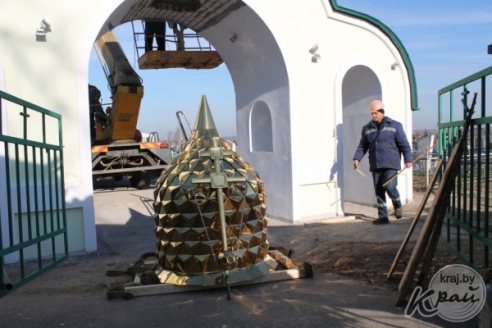 На надвратную часовню в Вилейке 28 октября установили купол с крестом Евфросинии Полоцкой (ФОТО)