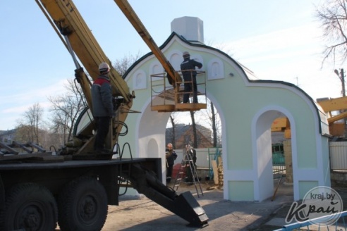 На надвратную часовню в Вилейке 28 октября установили купол с крестом Евфросинии Полоцкой (ФОТО)