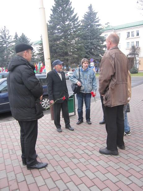 Барановичские коммунисты возложили цветы к памятнику Ленина