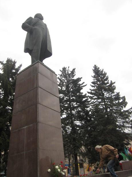 Барановичские коммунисты возложили цветы к памятнику Ленина