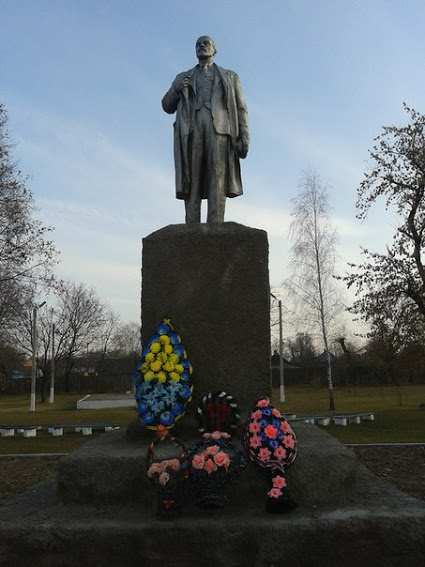 Фотофакт: в Паричах к памятнику Ленина возложили венок цветов украинского флага Фотофакт: в Паричах к памятнику Ленина возложили венок цветов украинского флага