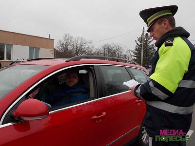 Пропустите пешехода с белой тростью