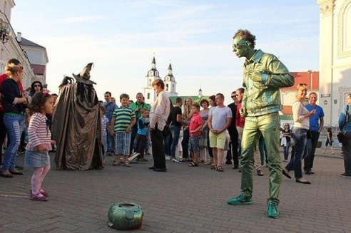 Танцор из Барановичей выступает в образе бронзового робота