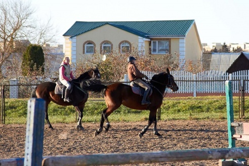 Чем живет Детская конно-спортивная школа в Горках?