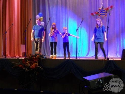 Семья сотрудника Вилейского РОЧС представила на областной конкурс многодетных семей торт в виде форменной рубашки (ФОТО)