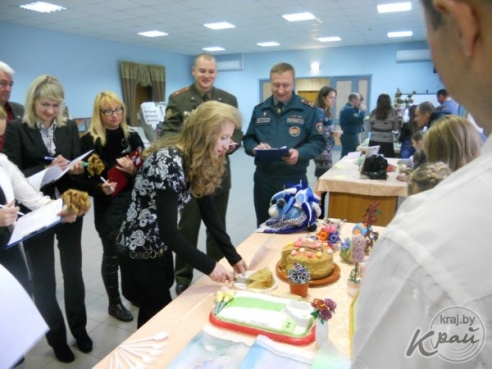 Семья сотрудника Вилейского РОЧС представила на областной конкурс многодетных семей торт в виде форменной рубашки (ФОТО)