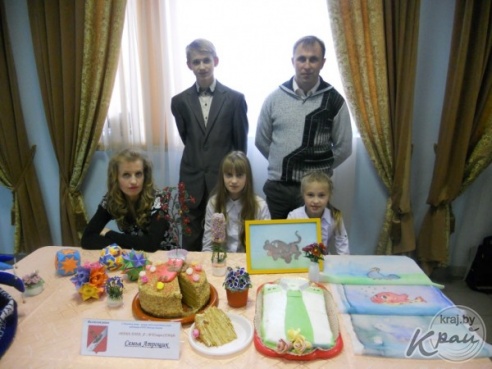 Семья сотрудника Вилейского РОЧС представила на областной конкурс многодетных семей торт в виде форменной рубашки (ФОТО)