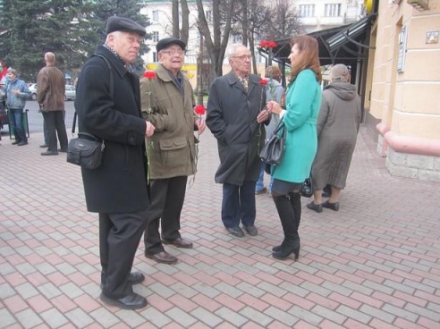 Барановичские коммунисты возложили цветы к памятнику Ленина