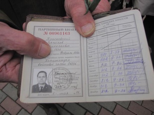 Барановичские коммунисты возложили цветы к памятнику Ленина