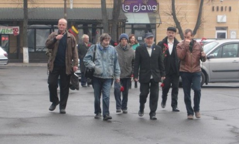 Барановичские коммунисты возложили цветы к памятнику Ленина