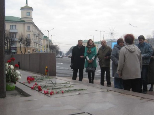 Барановичские коммунисты возложили цветы к памятнику Ленина