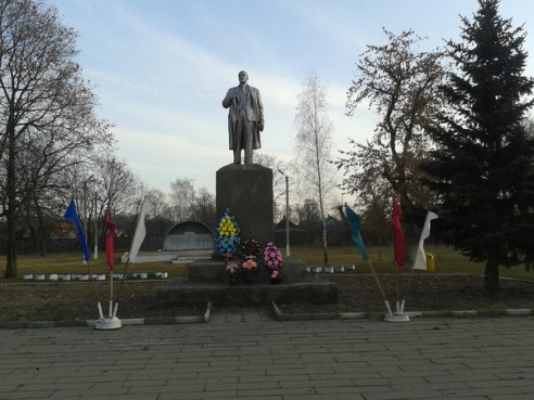 Фотофакт: в Паричах к памятнику Ленина возложили венок цветов украинского флага