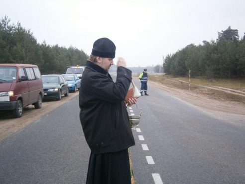 Барановичская ГАИ освятила аварийный участок дороги Барановичи-Молчадь-Дятлово