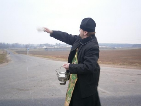 Барановичская ГАИ освятила аварийный участок дороги Барановичи-Молчадь-Дятлово