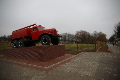 ФОТОФАКТ: В Барановичах установили памятник пожарному автомобилю