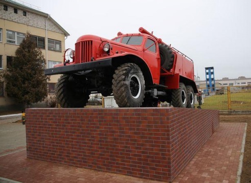 ФОТОФАКТ: В Барановичах установили памятник пожарному автомобилю