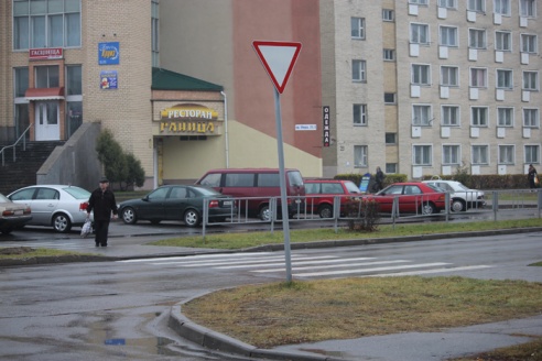 В Жодино автомобили паркуются на новом пешеходном переходе