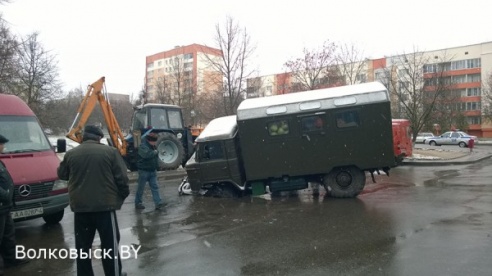 В Волковыске автомобиль просел под асфальт (фото)