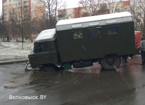 В Волковыске автомобиль просел под асфальт (фото)