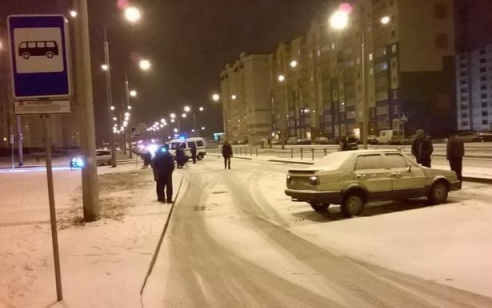 В Барановичах в микрорайоне Боровки на пешеходном переходе сбили девушку