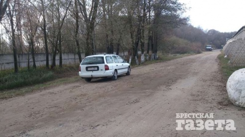 В Бресте дорога к трем гаражным кооперативам перестала быть таковой, превратившись со временем в направление