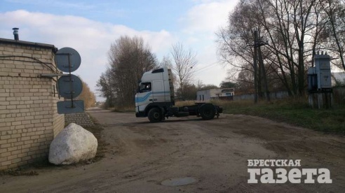 В Бресте дорога к трем гаражным кооперативам перестала быть таковой, превратившись со временем в направление