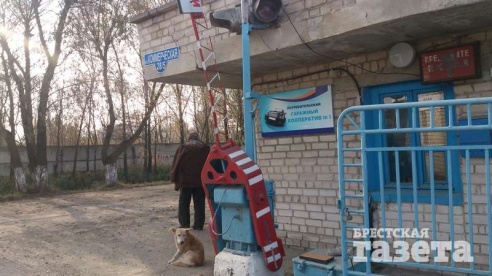 В Бресте дорога к трем гаражным кооперативам перестала быть таковой, превратившись со временем в направление
