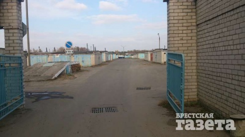 В Бресте дорога к трем гаражным кооперативам перестала быть таковой, превратившись со временем в направление