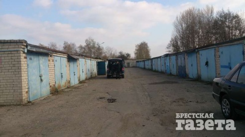 В Бресте дорога к трем гаражным кооперативам перестала быть таковой, превратившись со временем в направление