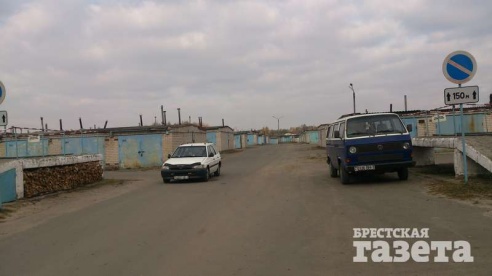 В Бресте дорога к трем гаражным кооперативам перестала быть таковой, превратившись со временем в направление
