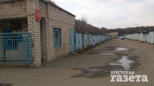В Бресте дорога к трем гаражным кооперативам перестала быть таковой, превратившись со временем в направление