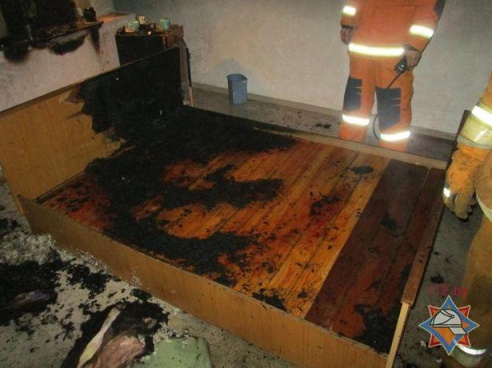 В Барановичах, пока женщина была в ванной, из-за декоративной свечи загорелся матрас