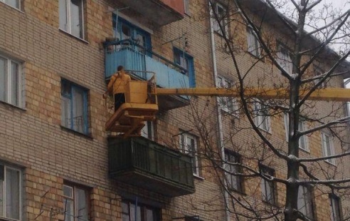 Фотофакт: В Барановичах парня с цветами на 5 этаж поднимала автовышка