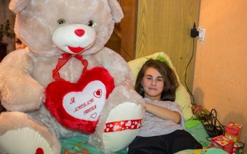 Участники «Рация Zello Барановичи» подарили пострадавшей в ДТП девочке огромного медведя