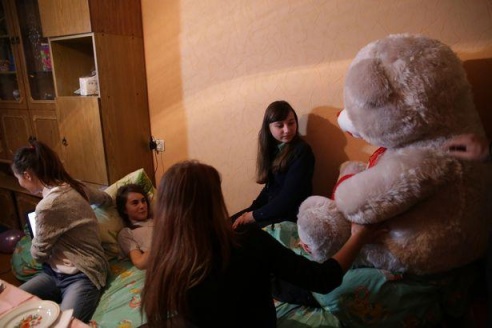 Участники «Рация Zello Барановичи» подарили пострадавшей в ДТП девочке огромного медведя