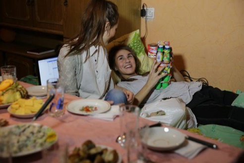 Участники «Рация Zello Барановичи» подарили пострадавшей в ДТП девочке огромного медведя