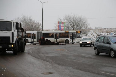 ФОТОФАКТ: В Барановичах во время движения грузовика с кузова упали шпалы
