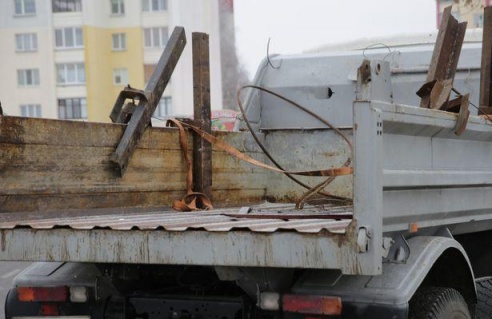 ФОТОФАКТ: В Барановичах во время движения грузовика с кузова упали шпалы