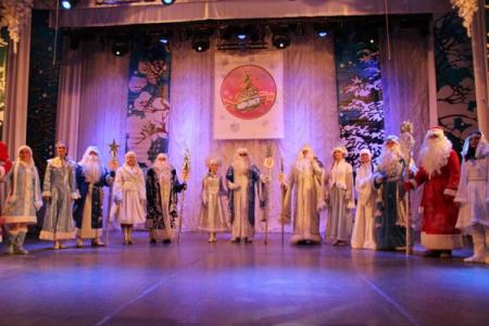 Полесские учителя показали себя в роли Дедов Морозов и Снегурочек