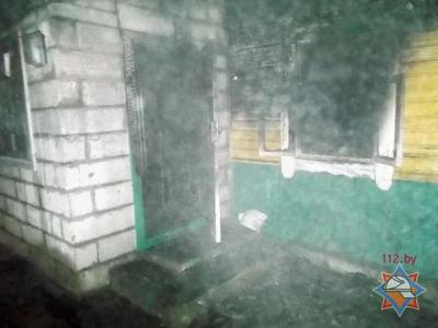 Мужчина и женщина успели выскочить из горящего дома