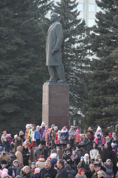 В Барановичах зажгли огни на главной новогодней елке
