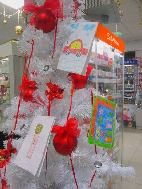 В Барановичах открылась ежегодная Елка желаний