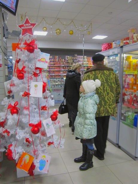 В Барановичах открылась ежегодная Елка желаний