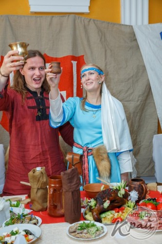 На Вілейшчыне маладыя згулялі вяселле ў сярэдневяковым стылі (ФОТА і ВІДЭА) На Вілейшчыне маладыя згулялі вяселле ў сярэдневяковым стылі (ФОТА і ВІДЭА)