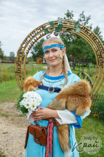 На Вілейшчыне маладыя згулялі вяселле ў сярэдневяковым стылі (ФОТА і ВІДЭА) На Вілейшчыне маладыя згулялі вяселле ў сярэдневяковым стылі (ФОТА і ВІДЭА)