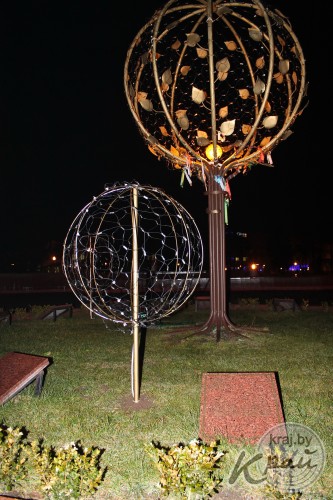 ФОТОФАКТ: Рядом с Деревом дружбы в Вилейке появились еще три маленьких деревца