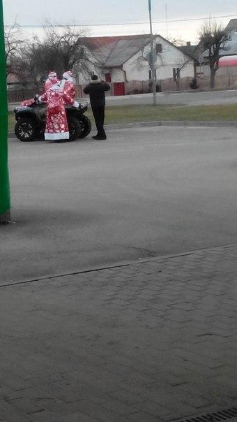 Фотофакт: Деды Морозы на квадроциклах катаются по Барановичам