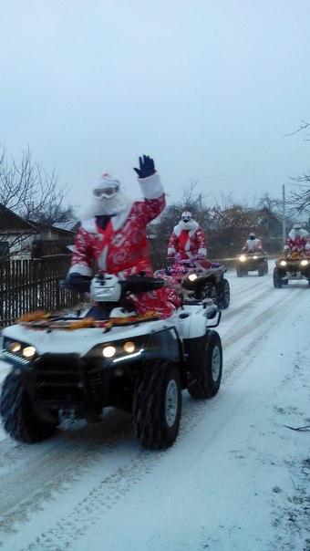 Фотофакт: Деды Морозы на квадроциклах катаются по Барановичам