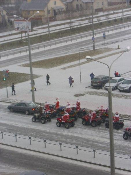 Фотофакт: Деды Морозы на квадроциклах катаются по Барановичам