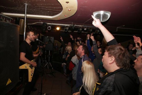 Гурт N.R.M. у Баранавічах навучыў па-новаму спяваць песню «Тры чарапахі»